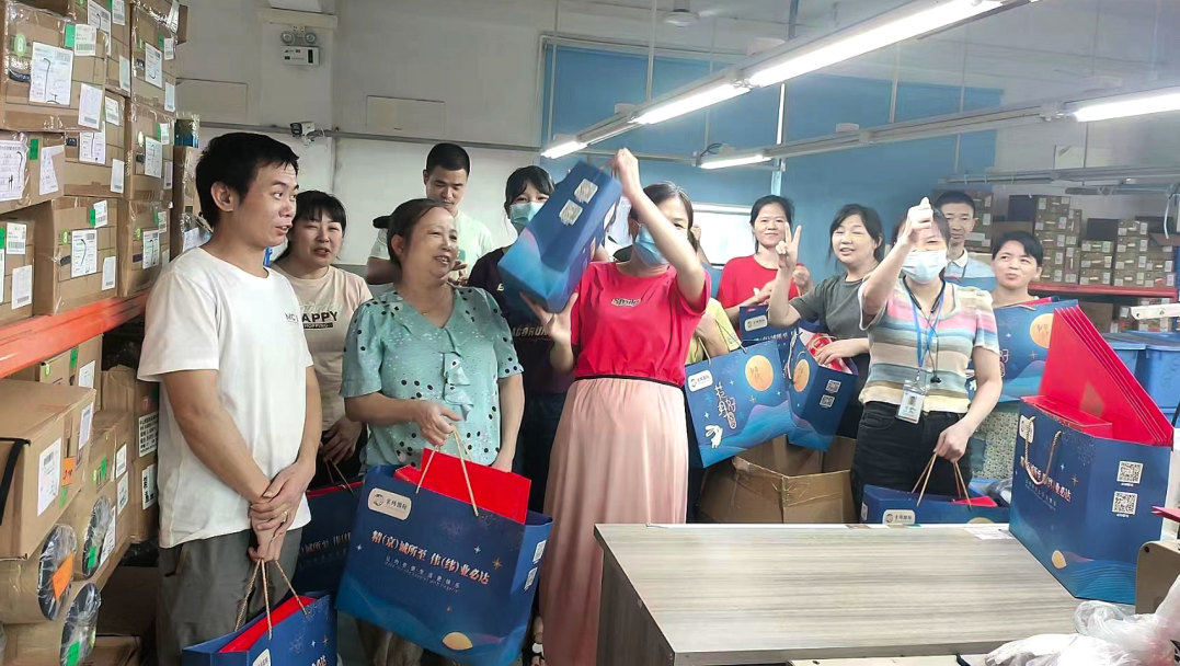 明月照千里，福利暖人心。東莞京福、京緯、京翼服裝有限公司發(fā)中秋節(jié)福利啦!(圖19)